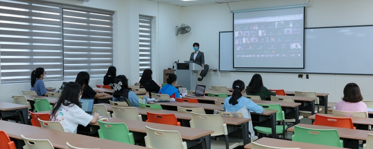 Blended Learning and Hybrid Study Method at University of Economics Ho Chi Minh City 