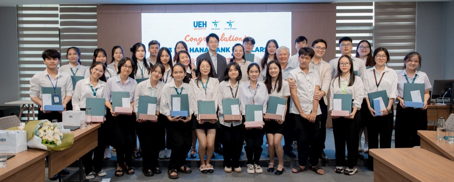 KEB Hana Bank awarding 25 scholarships to students of University of Economics Ho Chi Minh City (UEH)

