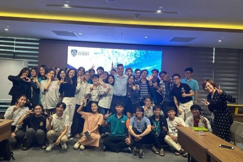 ­"Australian" learning experience for UEH students

