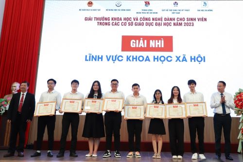 Students of University of Economics Ho Chi Minh City excellently awarded at the 2023 Science and Technology Awards for students in higher education institutions

